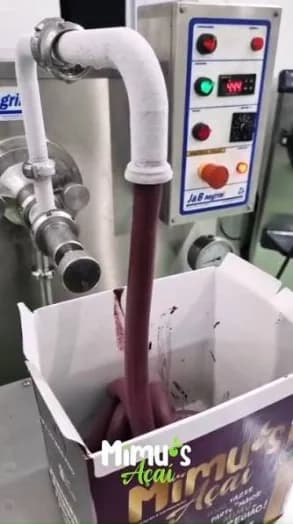 Açaí sendo envasado na caixa