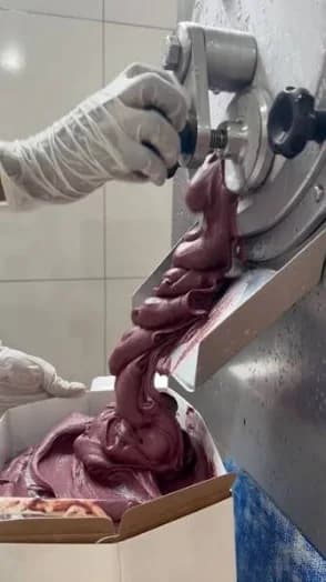 Açaí saindo da máquina de produção